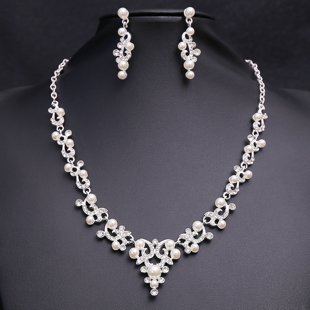 fashionable short necklace and earrings pearl