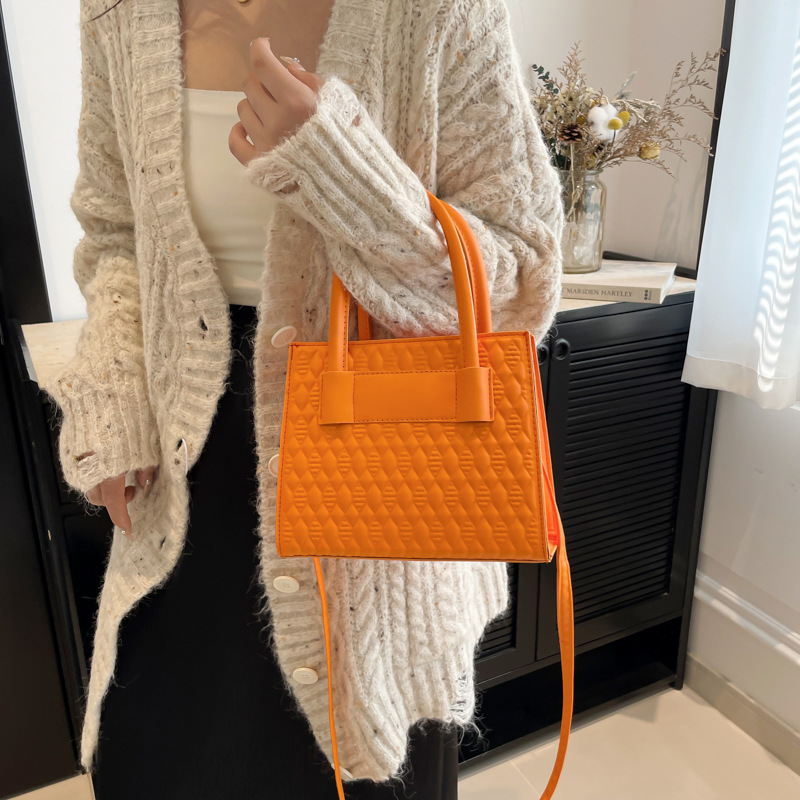 Leisure for women 2024 new item, niche simple diamond grid handbag, fashionable and popular single shoulder crossbody_voghion.com