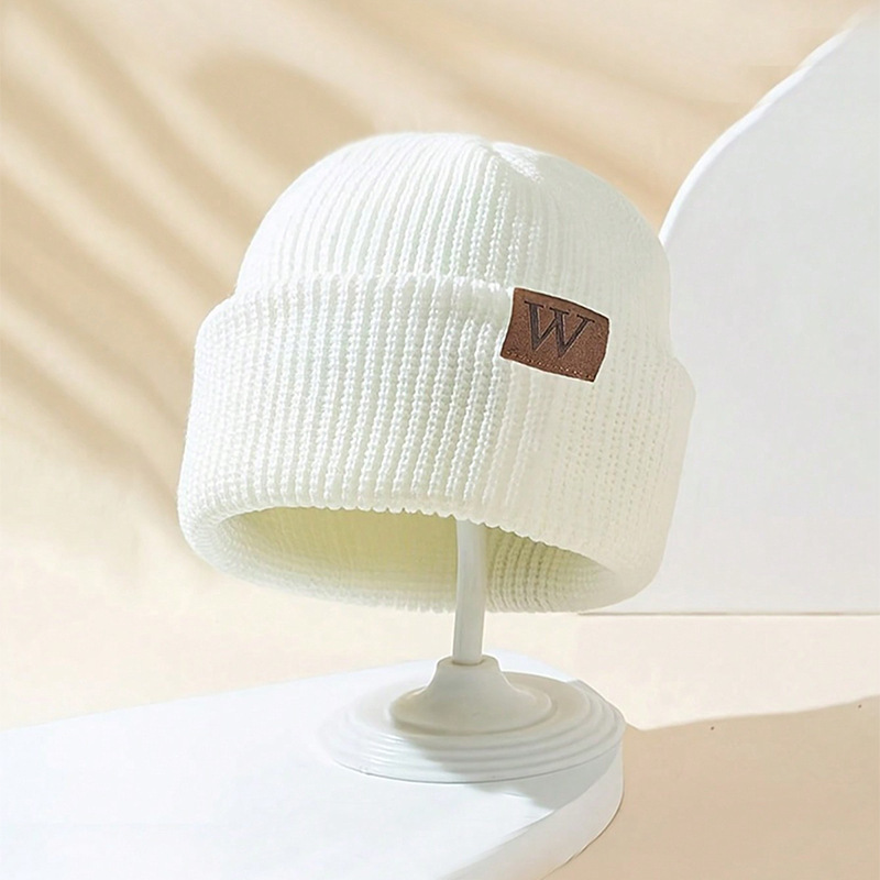 Autumn and Winter New Children's Knitted Woolen Brimless Hats with Labels, Pullover Hats for Warmth and Cold Protection