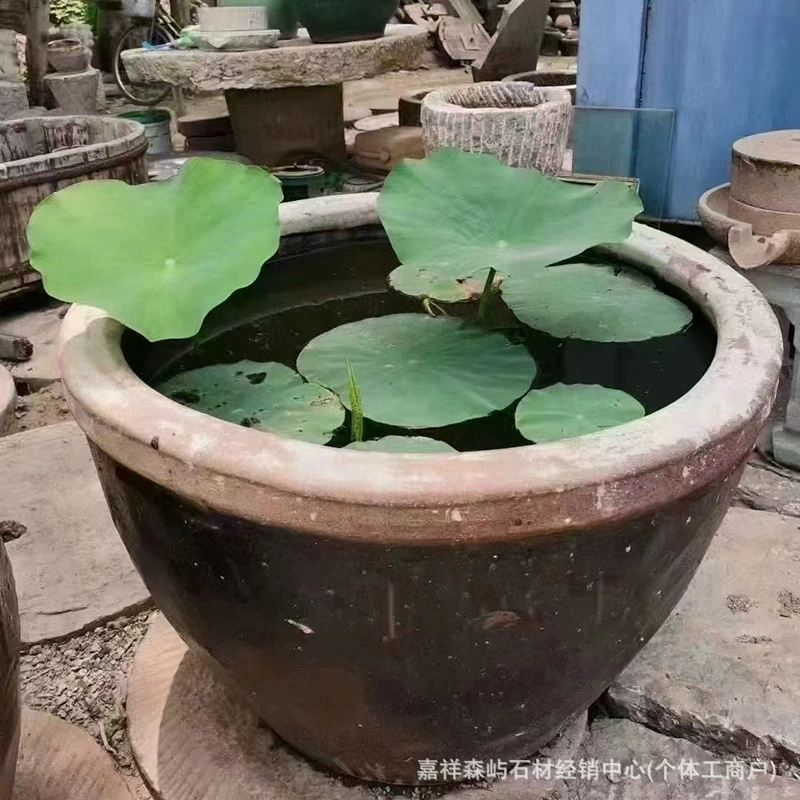 Народный старый каменный резервуар для воды утолщен