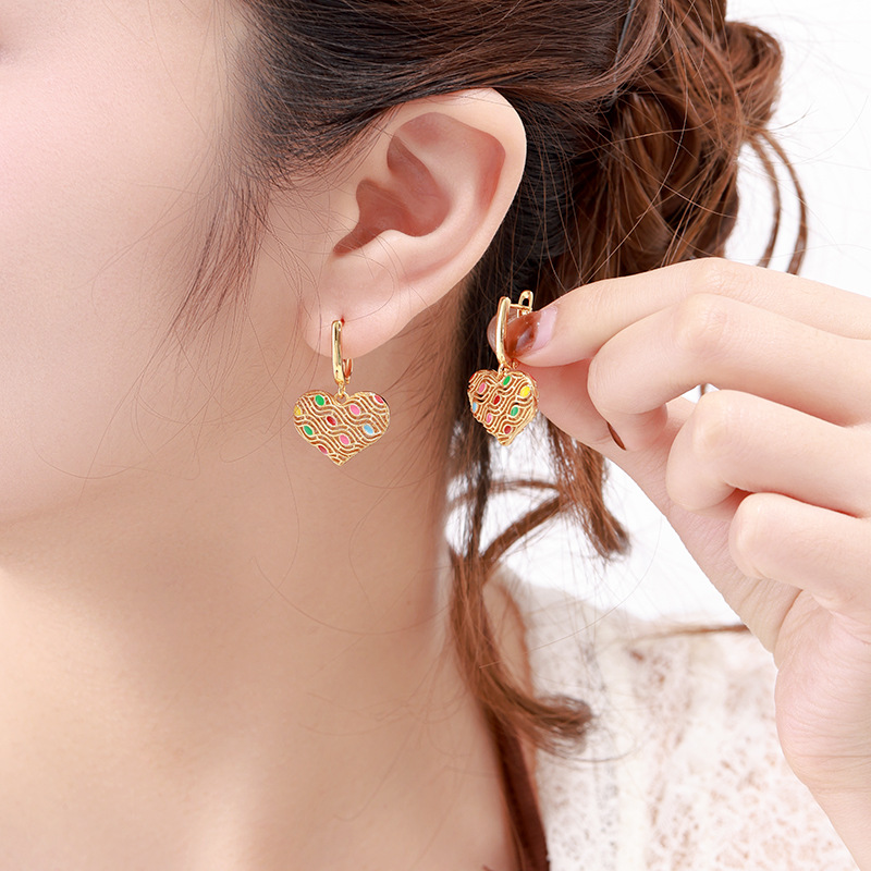Xuping aleación de cobre chapado 24k color goteo de aceite hueco amor auriculares de moda lujosa ligera otoño invierno fácil de poner auriculares para mujeres