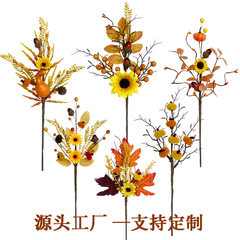 国境を越えた秋のカエデの葉のベリーの挿し木、感謝祭の装飾、ひまわりの花の枝、収穫祭の模擬カボチャの挿し木