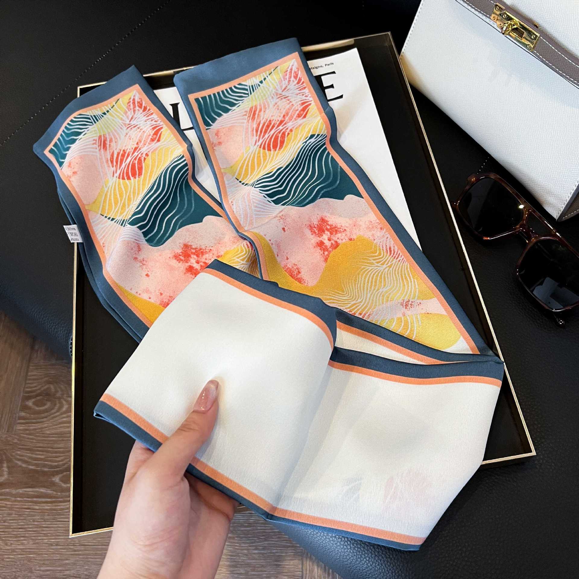 Nueva bufanda de seda pequeña banda larga estrecha para el cabello mujer estilo primavera y otoño moda madre bufanda estilo verano estilo fino serpentina bufanda al por mayor