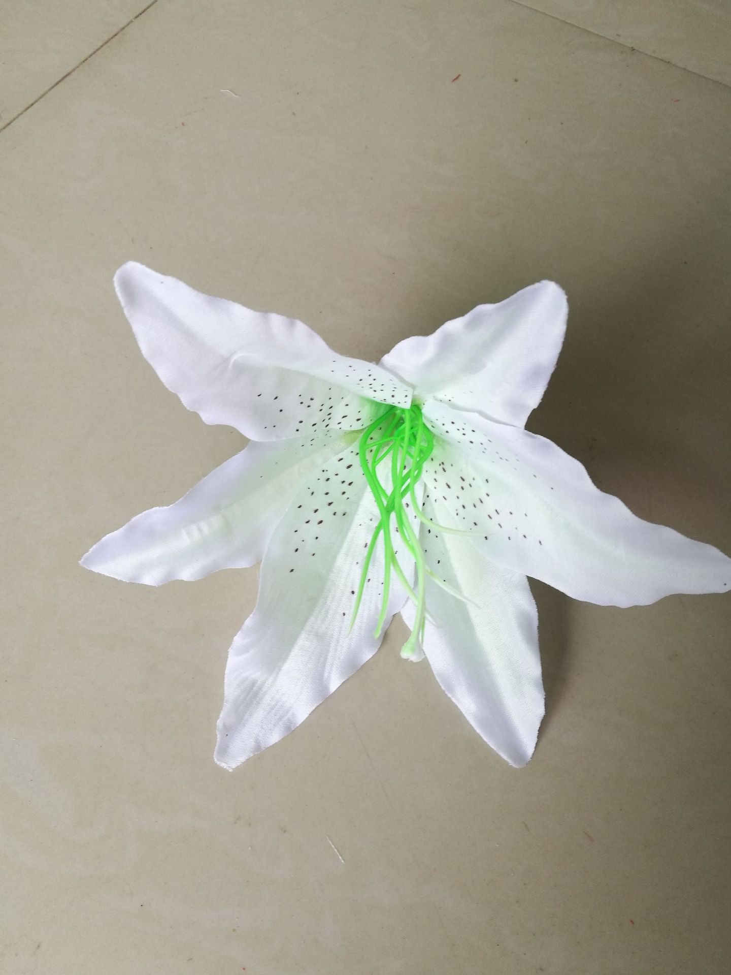Fábrica de suministro directo de 18 cm de lirio con núcleo de imitación flor de seda flor de decoración flor de arco de boda