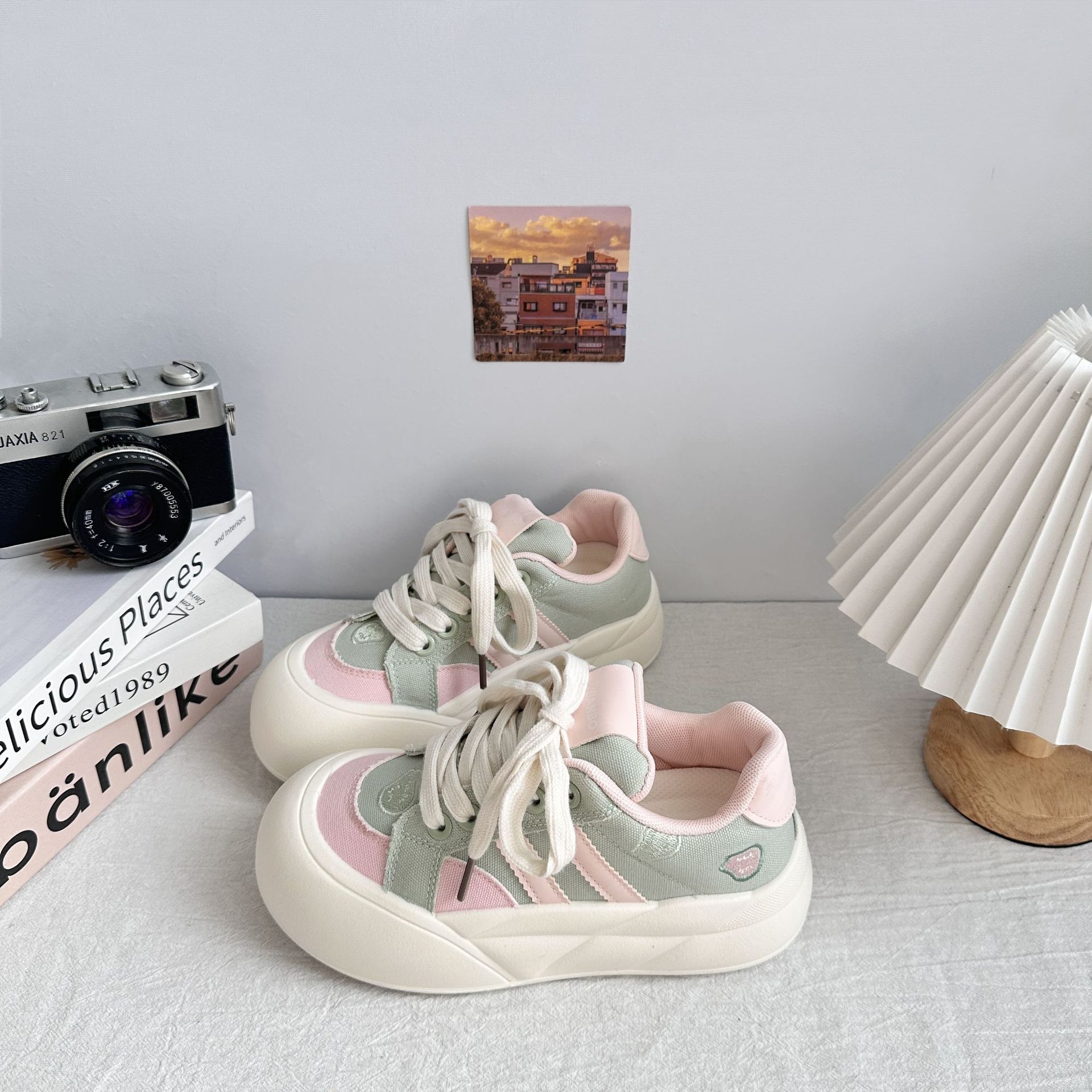 Zapatos de pan chic de onda lejana, zapatillas de nicho de moda, zapatos blancos de nuevo estilo para mujer 2025, zapatos casuales image 3