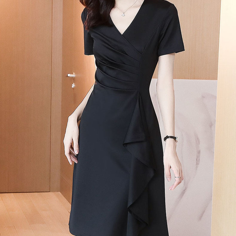 2024新款气质开叉小黑裙显瘦不规则赫本风连衣裙显瘦修身夏季批发