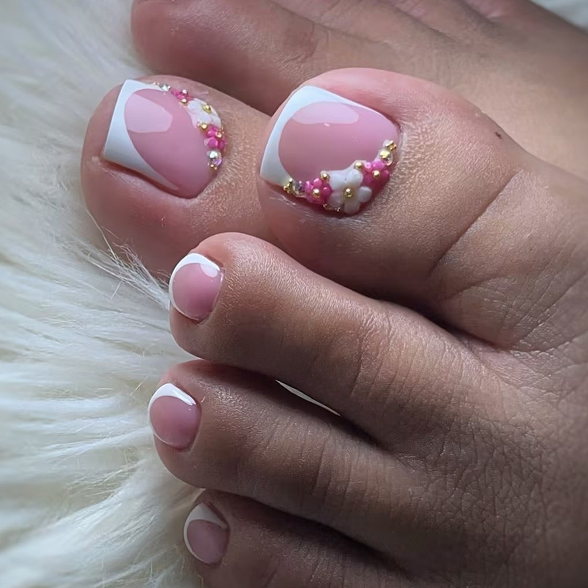 Use un parche de uñas de pies use un parche de uñas de verano brillado francés bordes blancos rosa puro de uñas de los pies