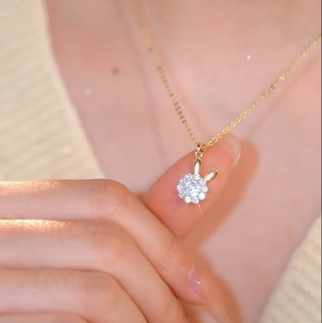 Conejo giratorio collar de acero de titanio para mujeres Zodiaco rojo de la cadena de clavícula del año de la vida no se desvanece conjunto de regalos de Año Nuevo