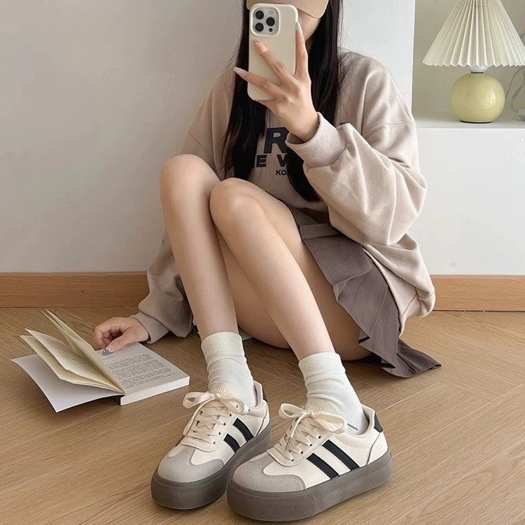 Весенние и осенние женские туфли 2024 новые весенние и осенние маленькие белые туфли на толстой подошве ретро арганд обувь повседневная спортивная обувь женская