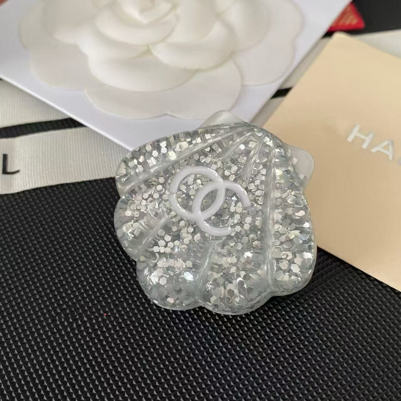 Classic Chanel-Style High-End Gold-Plated Brooch, Fashionable Retro Star Ocean Personality Trend, Sweet and Cool Heart Design