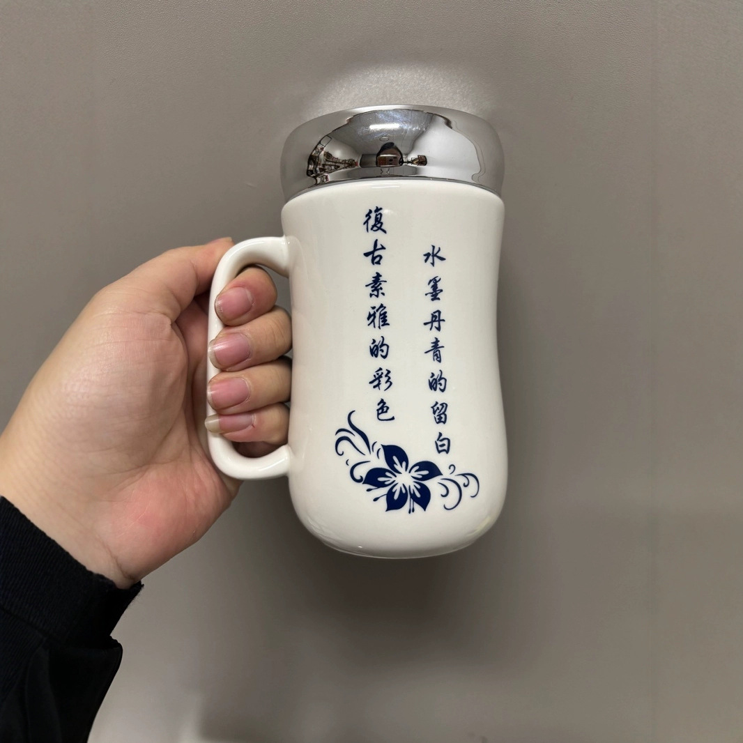 Taza de cara con espejo de rima azul y blanco Taza de cerámica al por mayor para el cabello Taza de agua potable de alto valor para el hogar Cerámica para estudiantes de dibujos animados