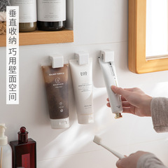歯磨き粉の棚は穴を開けないで壁にかけます。トイレの壁には歯磨きを収納して洗顔料を挟むことが多いです。