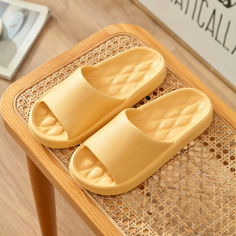 厚い底の室内は糞感のスリッパを踏んでいます。|undefined