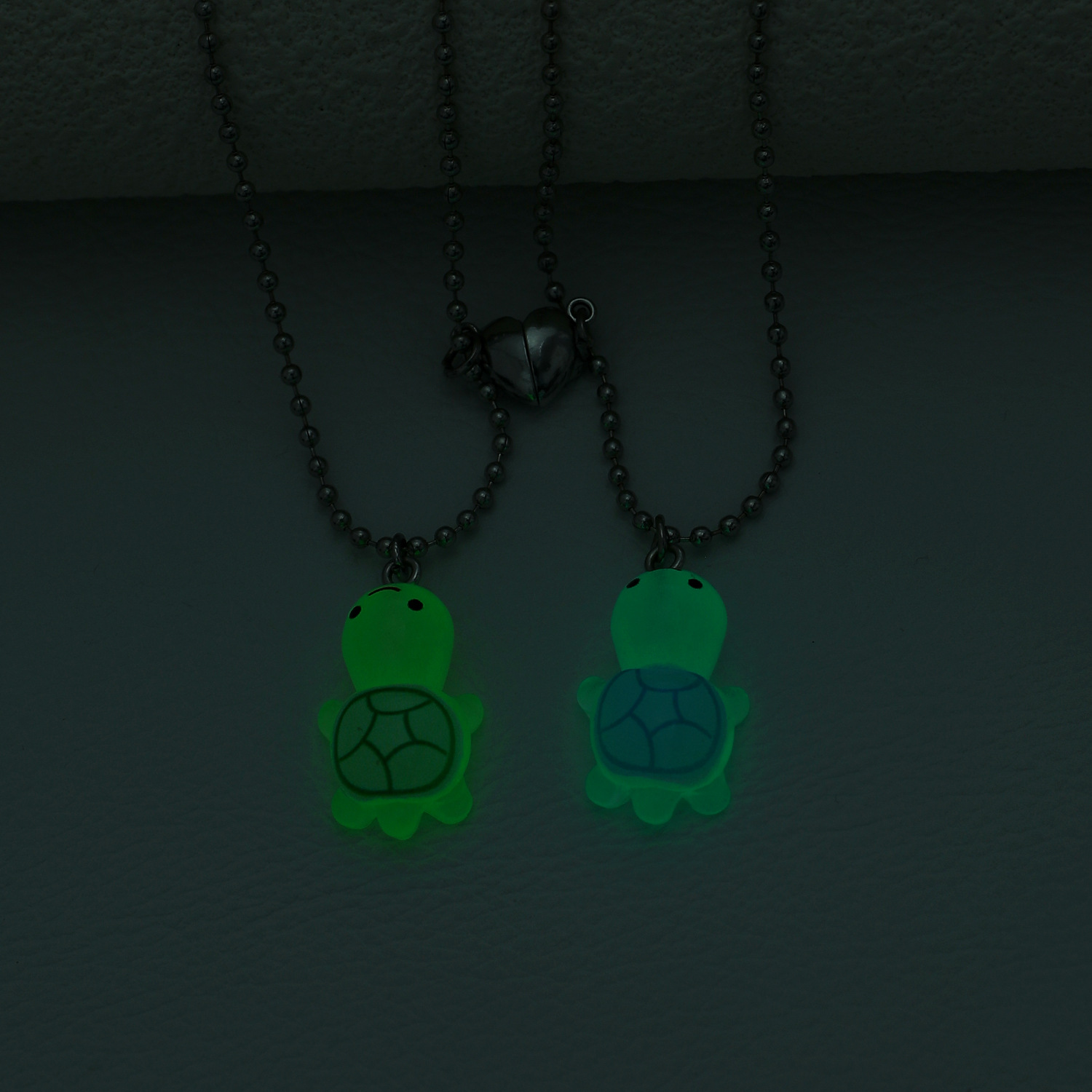 欧美可爱超迷你夜光小乌龟树脂吊坠项链女磁吸爱心圆珠链情侣闺蜜