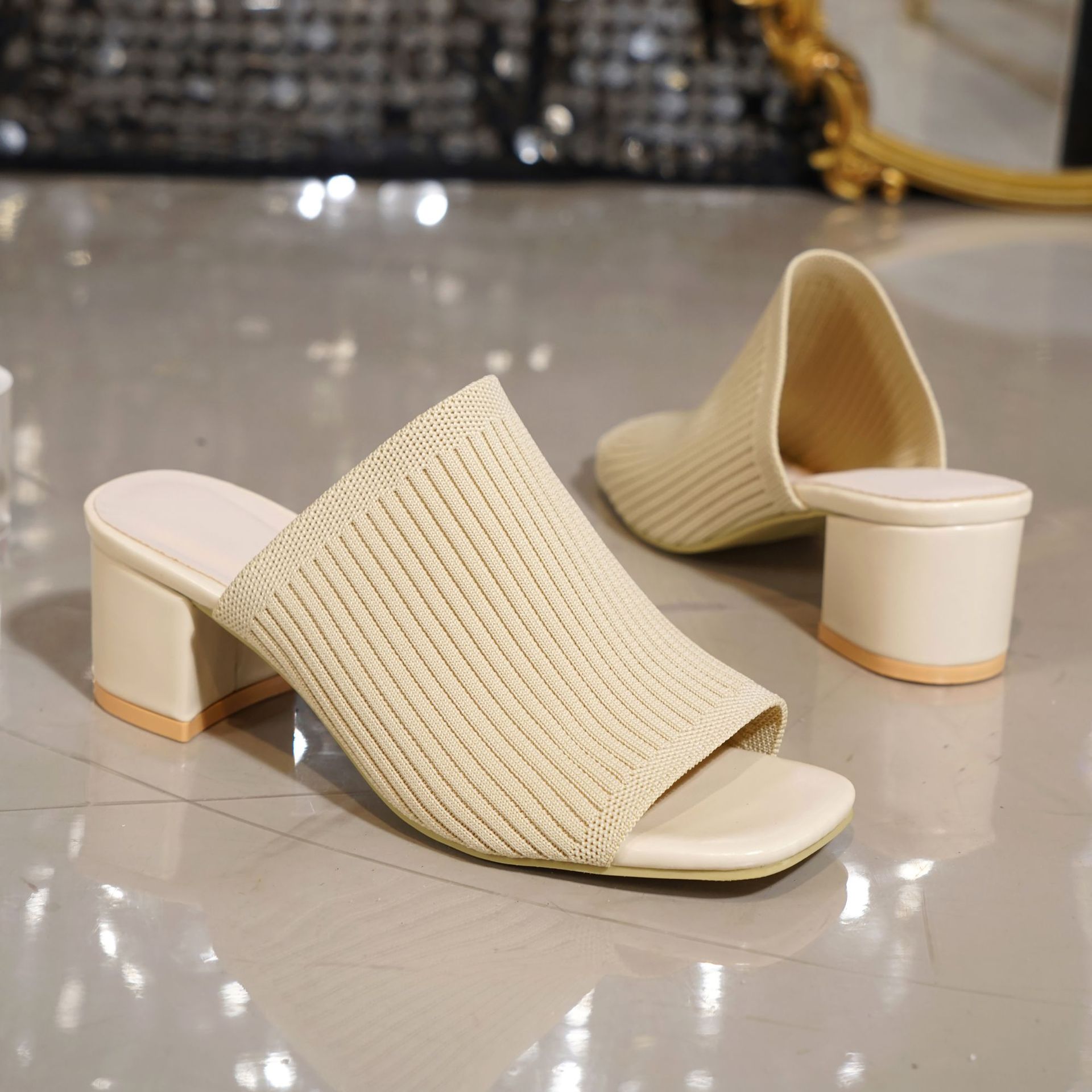 Sandalias y pantuflas de tacón alto para mujer 2025 verano nuevo estilo exterior de alta calidad de punto de cabeza cuadrada de gran tamaño 4142 estilo de moda de tacón grueso