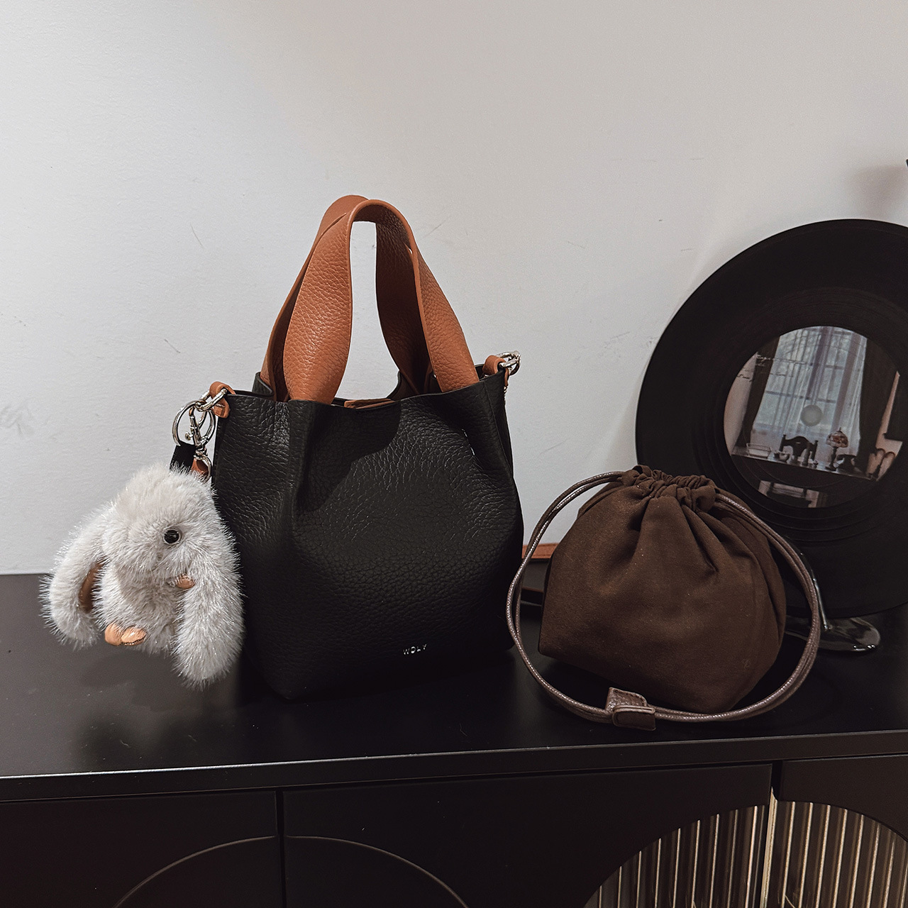 High-end nicho litchi pequeño bolso de cubo para mujeres 2025 nueva moda de hombro mochila bolso de mano