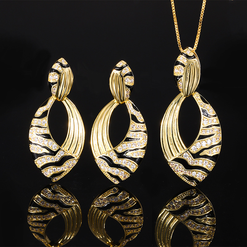 2024 nueva joyería Shengsheng venta caliente micro-incrustaciones europeas y americanas temperamento personalidad traje de oro cabello al por mayor