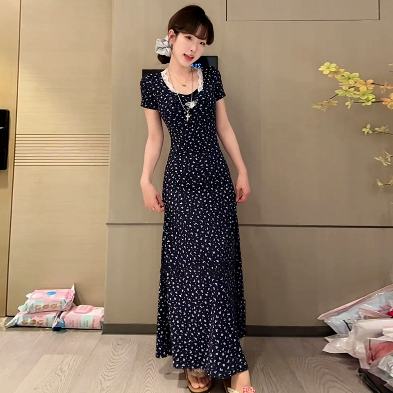 В начале лета носить юбку с цветочным принтом с талией и бедрами