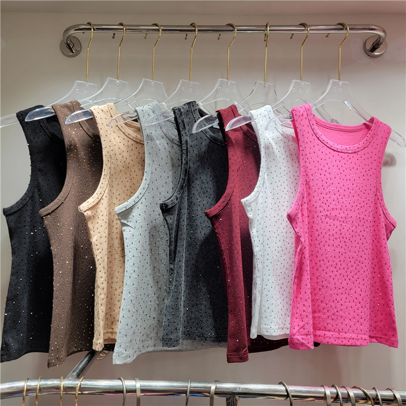 El nuevo diamante caliente de la industria pesada en el verano de 2025 está lleno de estrellas del cielo, diseño de nicho, chalecos cortos, tirantes y blusas para mujeres de fondo.