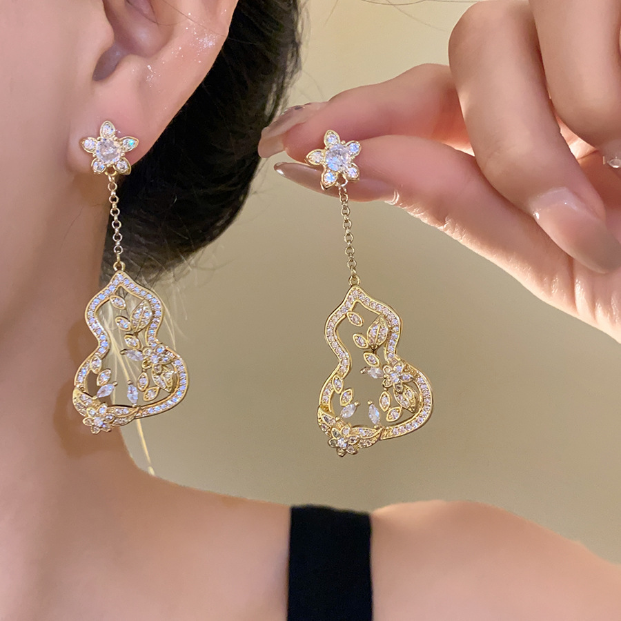 Pendientes de perlas de flor de circón de aguja de plata, pendientes de lujo de alta gama de lujo ligero exquisito, pendientes de todo fósforo blanco de moda de nicho al por mayor