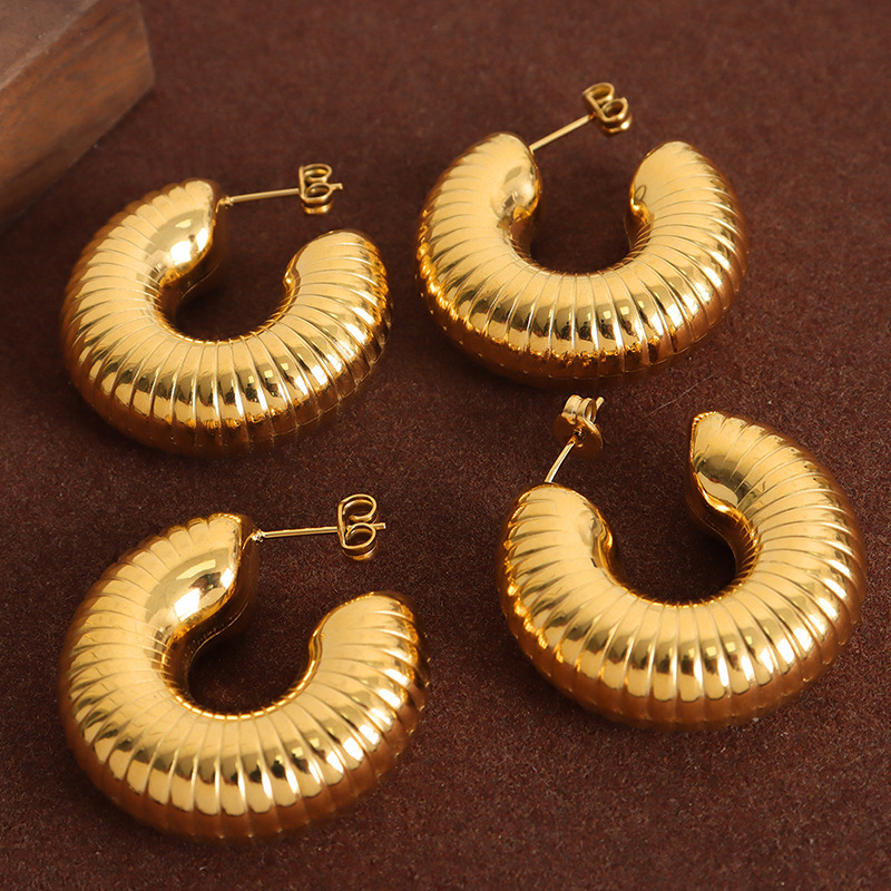 Retro nicho temperamento moda lujo ligero elegante Joker textura bobinado simple en forma de U diseño de acero de titanio Pendientes chapados en oro