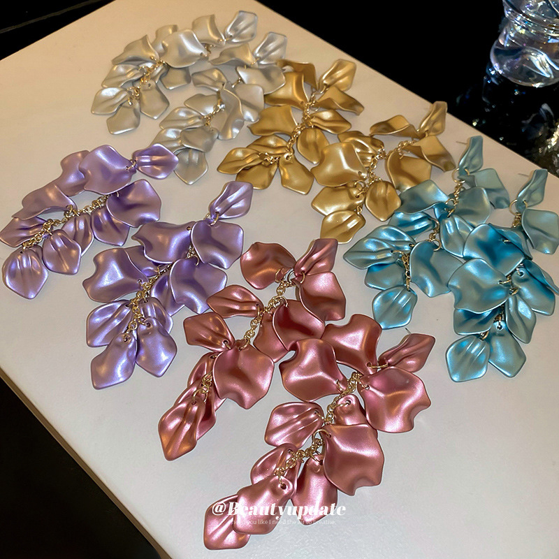 Pendientes de borla de pétalos plisados largos de dopamina con aguja de plata