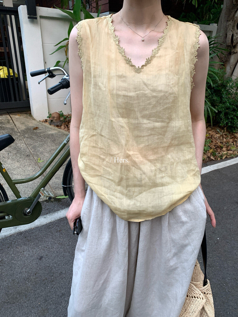 Áo hai dây nữ cổ V phối ren móc họa tiết, chất liệu linen mát mẻ, phong cách Hàn Quốc — màu hồng, màu vàng, màu mơ, màu kaki chi tiết 4