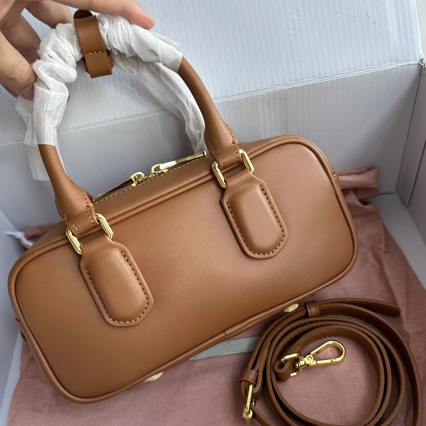 MIU 2024 새로운 볼링 여성용 가방 대용량 보스턴 베개 가방 가죽 유행 핸드 크로스 바디 백