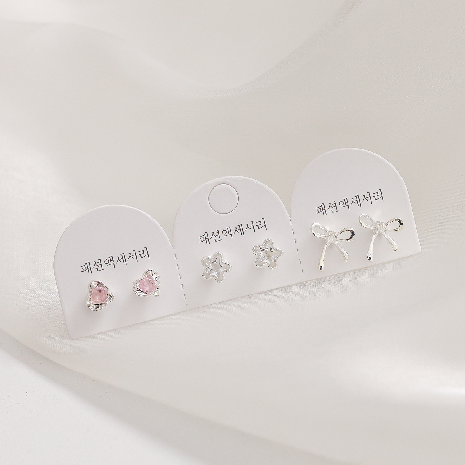 Juego de pendientes de aguja plateados, sencillos y compactos para mujer, pendientes geométricos en forma de corazón, bonitos, dulces y versátiles, venta al por mayor para puestos de mercado