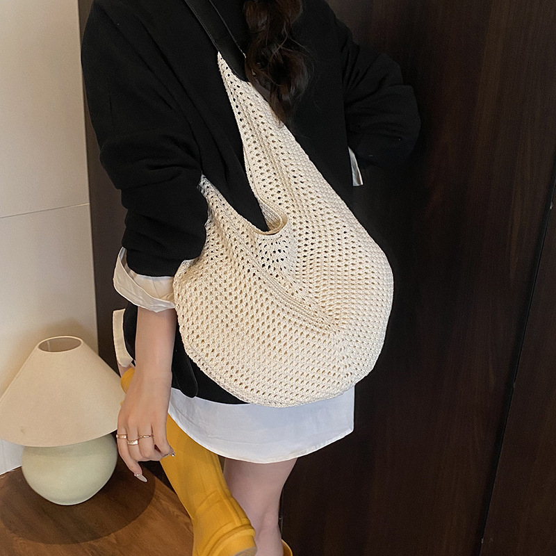 Bolso de axila de estilo explosivo de diseño hueco popular de verano 2025 nuevo bolso tejido de paja de moda bolso de playa señoras