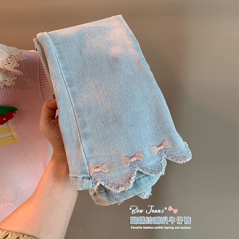 Niñas de primavera 2026 nuevos pantalones de boquilla de vaqueros primavera y otoño pantalones de bebé de estilo extranjero pantalones largos