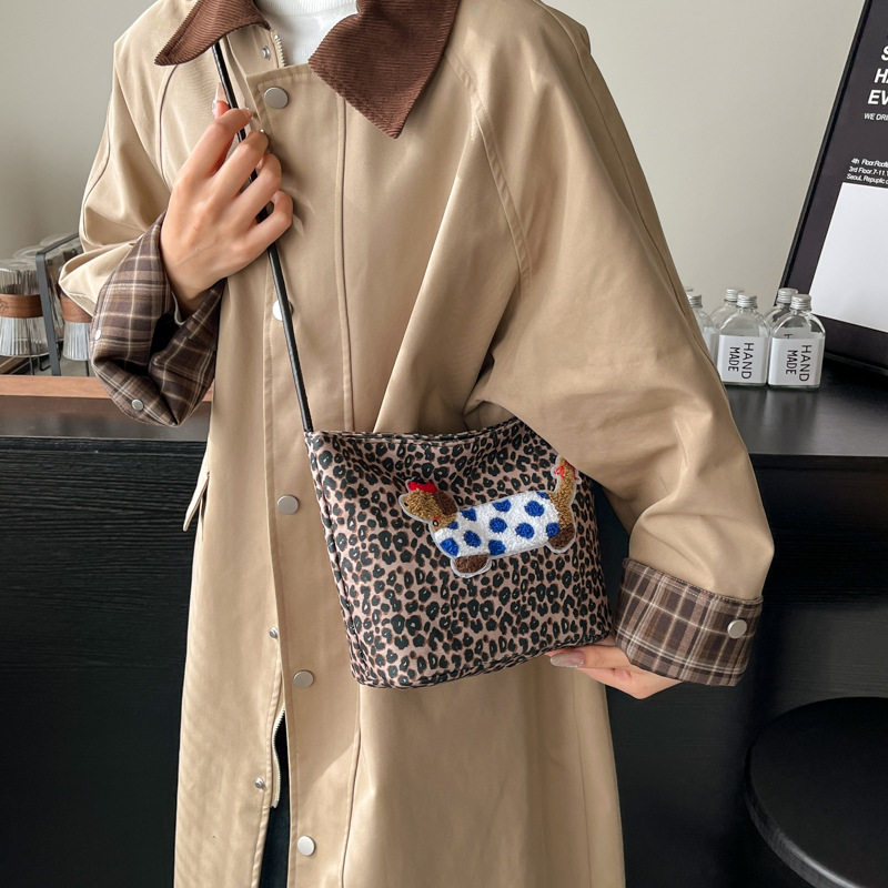 Leopardo salchicha bolsa de perro mujer 2024 otoño invierno nuevo hombro brazo bolso de diseño sensación retro bolso de balde de agua