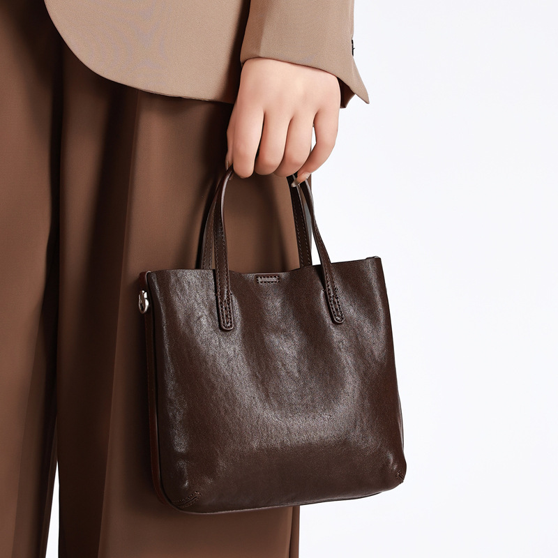 Borsa a secchiello, borsa a mano, in vera pelle bovina conciata al vegetale di alta gamma, versatile e di nicchia._voghion.com