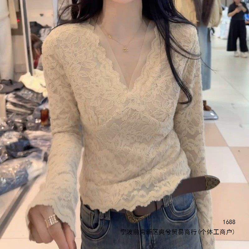 2026 Fall/Winter New V-neck Brushed Lace Base Shirt for Women, Long Sleeve Sexy Blouse with Fleece Lining, Versatile and Elegant Top