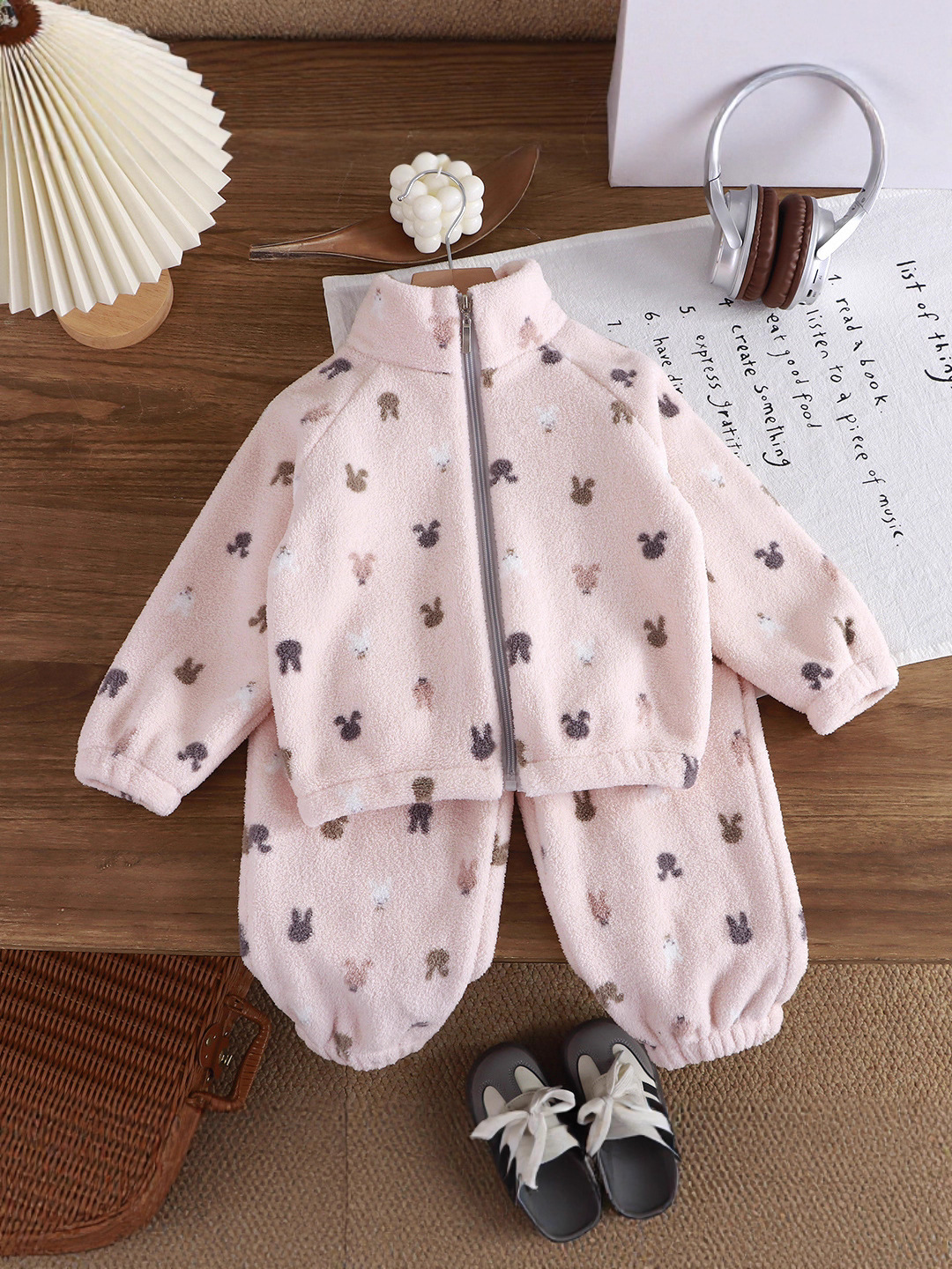 Invierno nuevo terciopelo grueso ropa de hogar para niños, hombres y mujeres, niños y niñas con un conjunto de calor coreano de ropa infantil al por mayor