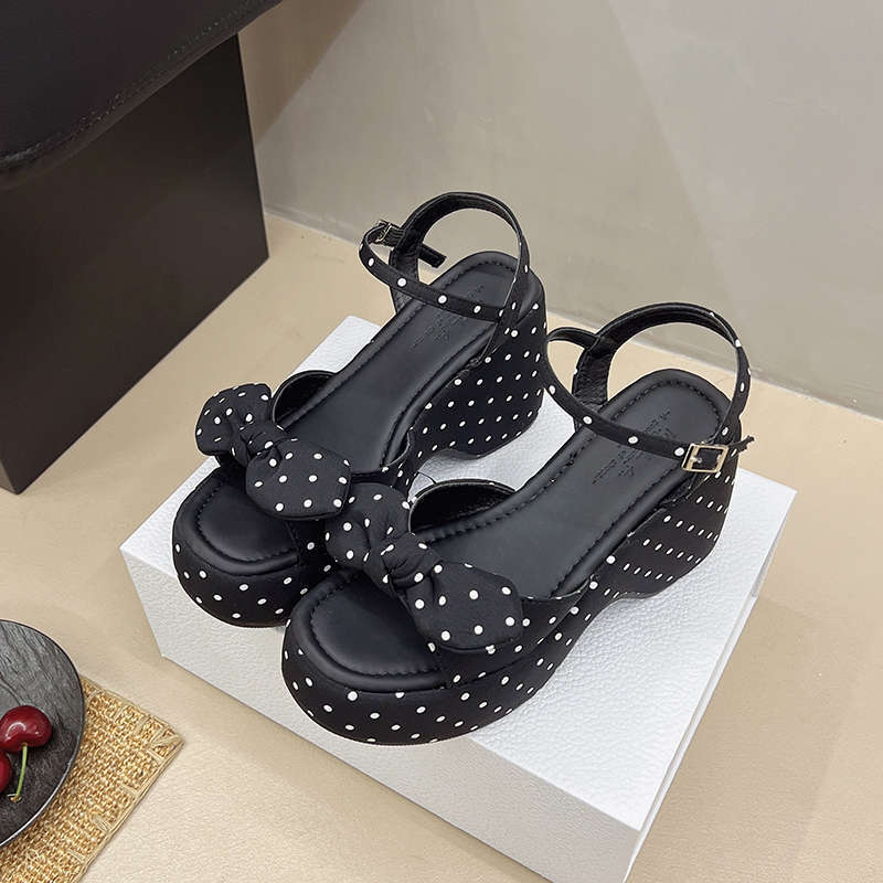 女性用の小さな厚底ウェッジサンダル、2025年の新しい夏スタイル、スカート付き、フランス風の美しいハイヒール、疲れにくい|undefined