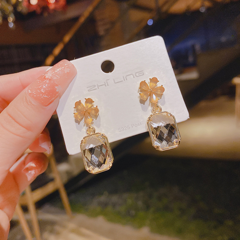 Daily Occasion Alloy Material 1 Pair Sweet Square Flower Inlay Alloy Artificial Crystal Drop Earrings