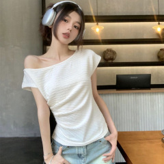 韓国版の斜めな肩の鎖の半袖のしわのtシャツの女性の新型の夏のデザイン感の小さい大衆のデザイン感の短い上着