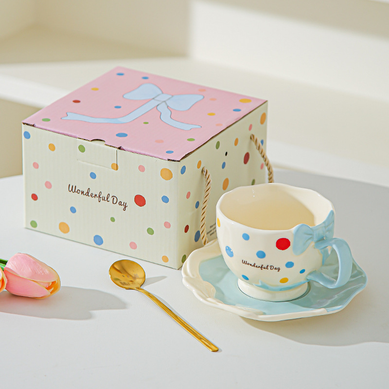 Taza de café de cerámica de lujo ligera británica, taza de café de la tarde doméstica, taza de café de estilo europeo, pequeño conjunto de tazas de café de Phnom Penh, regalos para chicas