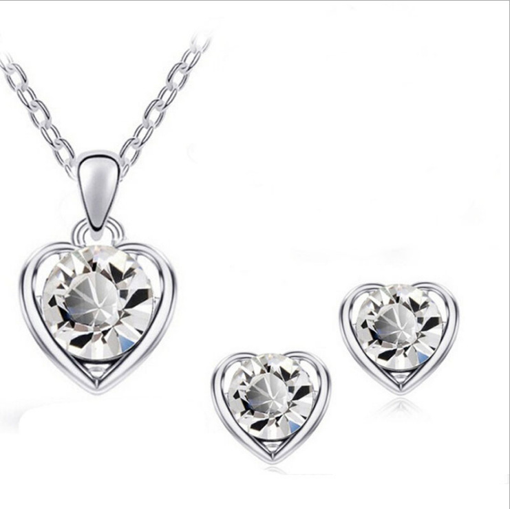 Directo de fábrica al por mayor en stock moda cristal Corazón en forma de corazón collar pendientes anillo pulsera conjunto de cuatro piezas
