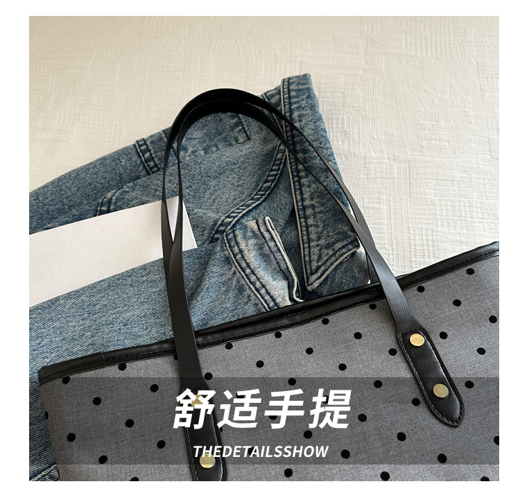 The 2024 new Korean-style tote bag with a college style is stylish, elegant and beautiful. It is a large-capacity single-shoulder and underarm commuter handbag Item Picture