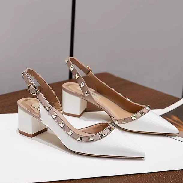 Женские босоножки на толстом каблуке с заостренным носком, пряжкой-заклепкой и боковой вентиляцией, закрытый носок, модная универсальная обувь, летний стиль 2025 года.