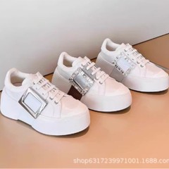 ドリルのボタンの厚い底の白い靴の女性のカジュアルな靴は板の靴の女性を結びます。