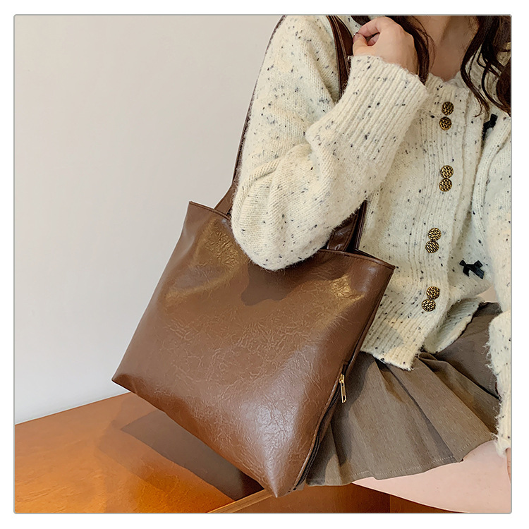Retro large-capacity tote bag for women, 2024 new style fashionable portable commuting bag for going out, single-shoulder bag for students' classes undefined