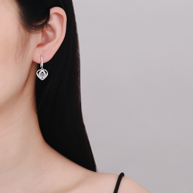 Earrings heart shaped, 0.6 carat