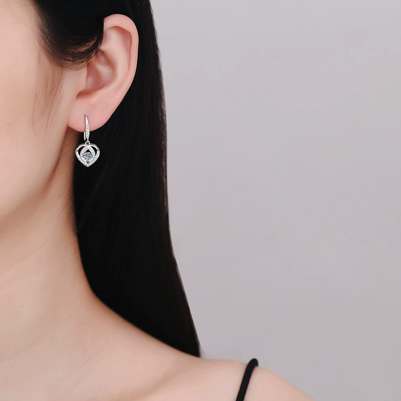 Earrings heart shaped, 0.6 carat