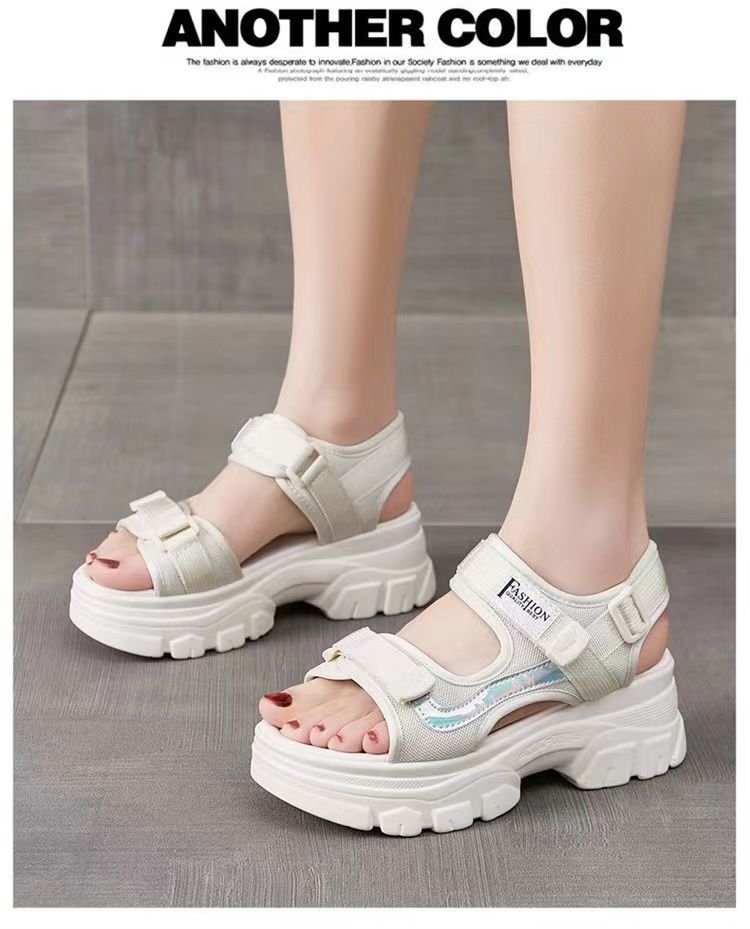 Modas deportivas de explosión sandalias romanas para mujeres 2026 verano nuevo estilo anti-deslizante con una sola gruesa y cómoda zapatos de playa para mujeres