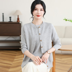 お母さんは春の服を着てカーディガンを編みます。