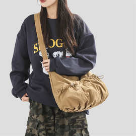 休闲褶皱感挎包女大学生斜挎包女春季新款大容量通勤慵懒风单肩包