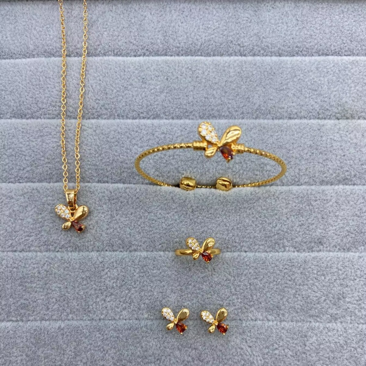 Juegos de joyería para niños transfronterizos anillos de zircon dorados de cobre aretes brazaletes collares mariposa joyería cuatro piezas al por mayor